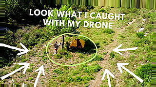 Un drone cattura l'incontro appassionato di una coppia all'aperto.