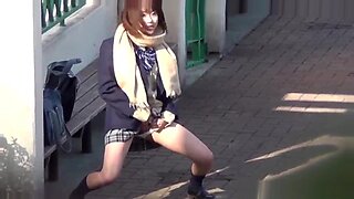 Una adolescente asiática se entrega a su fetiche de orina en un ambiente voyeurista.
