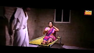 Tamil tante streelt en plaagt sensueel haar ruime boezem.