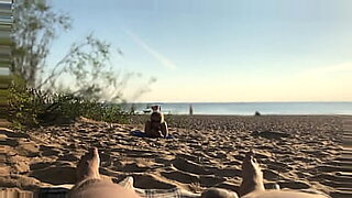 Um exibicionista público faz um show de sexo na praia de nudismo e depois faz sexo.