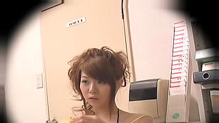 日本人の美女がオフィスで驚きのセックスをする。