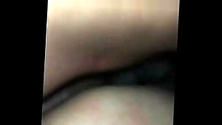Ein junges Mädchen erkundet ihre sexuellen Wünsche in einem expliziten Video.