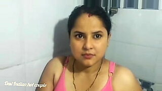 Uma mãe e um filho de língua hindi se envolvem em sexo quente no banheiro.