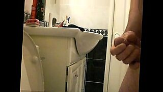 Perwersyjna zabawa w łazience prowadzi do orgazmu