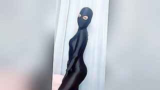 Spettacolo di webcam fetish asiatico con un dilettante in zentai e calze.