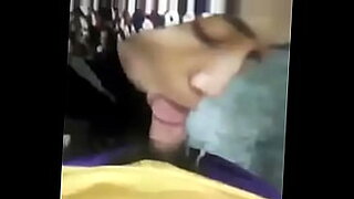 Kurvige Frau im Jilbab wird wild im Schlafzimmer