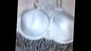 Penghormatan sperma pada payudara berbalut bra setelah seks yang intens