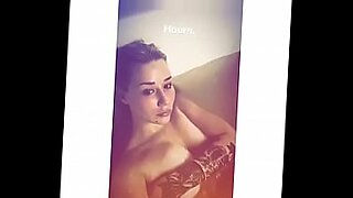 इग्गी अज़ालिया को एक हॉट वीडियो में जोर से चोदा जाता है।