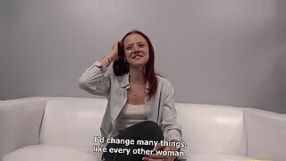La pelirroja NATALIE da una apasionada mamada en este video de casting hardcore.