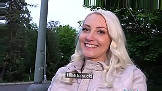 捷克金发女郎在公共场合享受户外性爱。