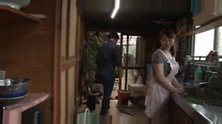 Eine japanische Ehefrau wird von ihrem Ehemann und seinem Vater gefickt.
