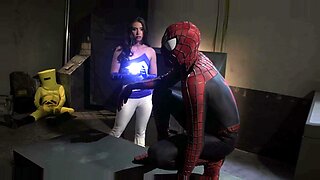 Casey y Xander tienen una salvaje parodia de Spider-Man con gemidos y montando intensamente.