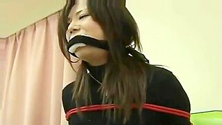 جمال آسيوي مقيد ومكمم في ثلاثي BDSM ساخن