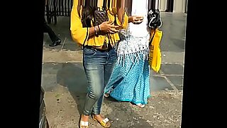 Wanita India cantik di distrik lampu merah Sonagachi yang terkenal di Kolkata.