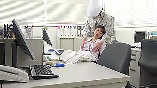 日本人の上司が、パンストを履いたオフィスガールにBDSMを使用する。