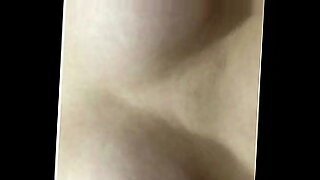 प्रजक्ता जहांगीदार आकर्षक प्रदर्शन में अपने सुडौल स्तनों को उजागर करती है।