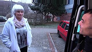 Dojrzałe Czeskie kobiety namawiają do seksu na ulicy.
