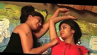 Une adolescente indienne explore son côté sauvage dans une chaude scène de sexe d'écolière.