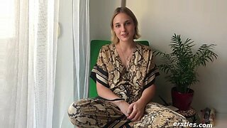 Η σέξι Γερμανίδα καλλονή Ophelia ευχαριστεί τον εαυτό της στην κάμερα