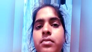 Rajni, một người đẹp Bengal quyến rũ, khoe lồn ướt trên webcam.