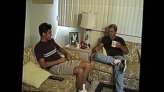 Videos gays calientes con varios hombres en encuentros apasionados.