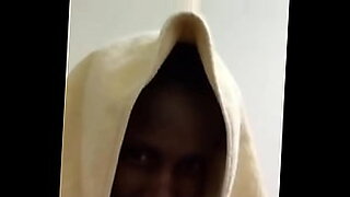 किस्वाहिली बोंगो वीडियो में एक युवा लड़का उत्तेजित हो जाता है।