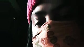 السمراء ذات الصدور الكبيرة نينا تغري بلعبة الحلمة في فيديو منفرد لـ MMS.