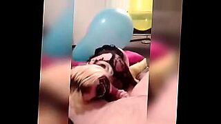 Une adolescente excitée et ses amis s'amusent avec un ballon Loony.