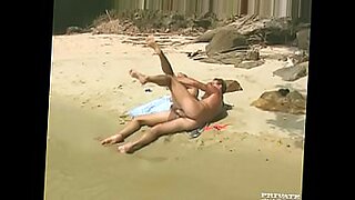 Ένας αλήτης Dritdag πέφτει κάτω και λερώνεται στην παραλία.