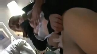 Cô gái trẻ Á Đông nhút nhát được vuốt ve và bú cu trên xe buýt