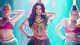 Ervaar de aantrekkingskracht van Tamanna in een verleidelijke Bollywood-video.
