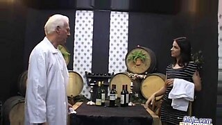 Si pirang muda nakal dengan pelanggan yang lebih tua di bar anggur