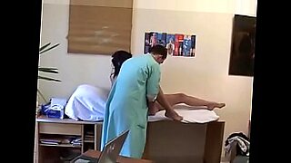 Un medico arrapato sottopone un paziente a un esame caldo e sesso orale.