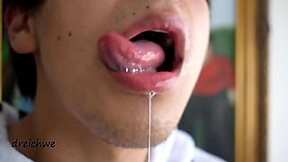 Um homem sortudo faz sexo com uma shemale japonesa quente e recebe uma gozada facial.