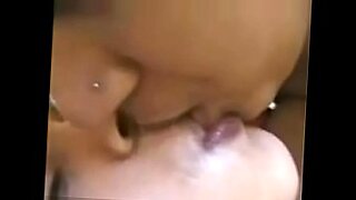 คู่รักอินเดียสุดเร่าร้อนแบ่งปันจูบที่เร่าร้อน