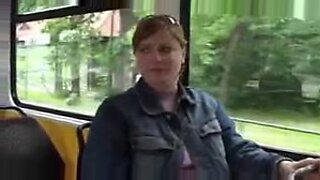 Piersiata kobieta doi w publicznym autobusie.