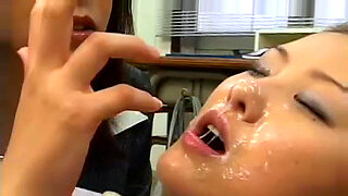 Wanita Jepang yang seksi menerima mandi sperma di wajah dalam kelompok.