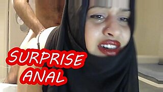 Pulchna muzułmańska para eksploruje przyjemność analną