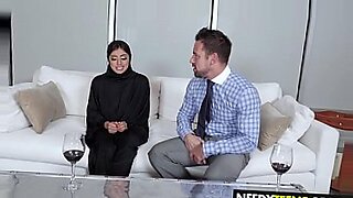Wanita Muslim yang seksi mengungkapkan kenikmatan tersembunyi