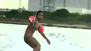 スポーティーなアジアの美女が裸でサーフィンをしていると、公共の興奮につながります。