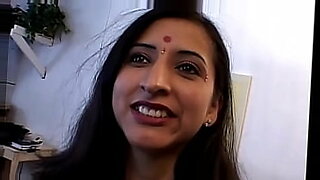 Bhabhi doświadcza podwójnej penetracji z entuzjazmem