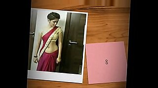 Ινδική κοπέλα απολαμβάνει τον εαυτό της στο αποκορύφωμα σε βίντεο