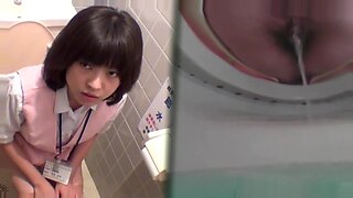 Aziatische meisjes betrapt op plassen op spionagecamera
