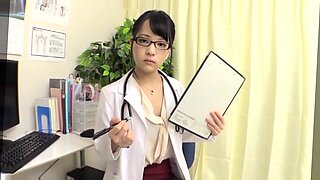 Enfermera asiática sucia en POV embarrada hace una mamada y hace una paja