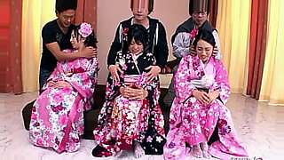 Drie schattige jonge Japanse tieners gaan een wilde orgie aan met harig poesje spelen.