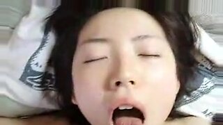 Une japonaise salope prend une éjaculation faciale