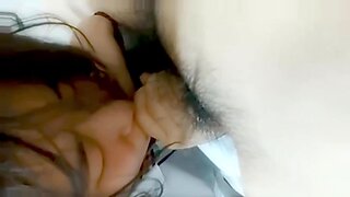 Depois do sexo, um estudante asiático fofo recebe uma boca cheia de esperma.