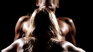 Leidenschaftlicher Sex führt zu einer sinnlichen Massage in einem Öl-HD-Video.