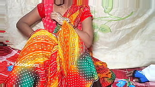 Un uomo d'affari esperto si gode un incontro sensuale con una bellezza che indossa sari.