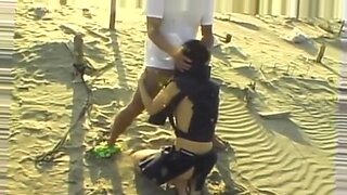 Petualangan seks pantai liar Mina Kozina untuk kecantikan Asia.